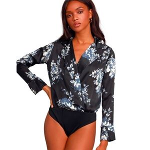 NWT lulus Lylah Black and Blue Floral Print Satin Long Sleeve Bodysuit Sz Small